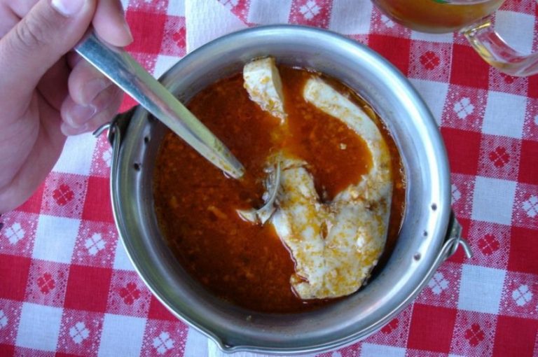 Recept: így készül el egy óra alatt a tökéletes dunai halászlé